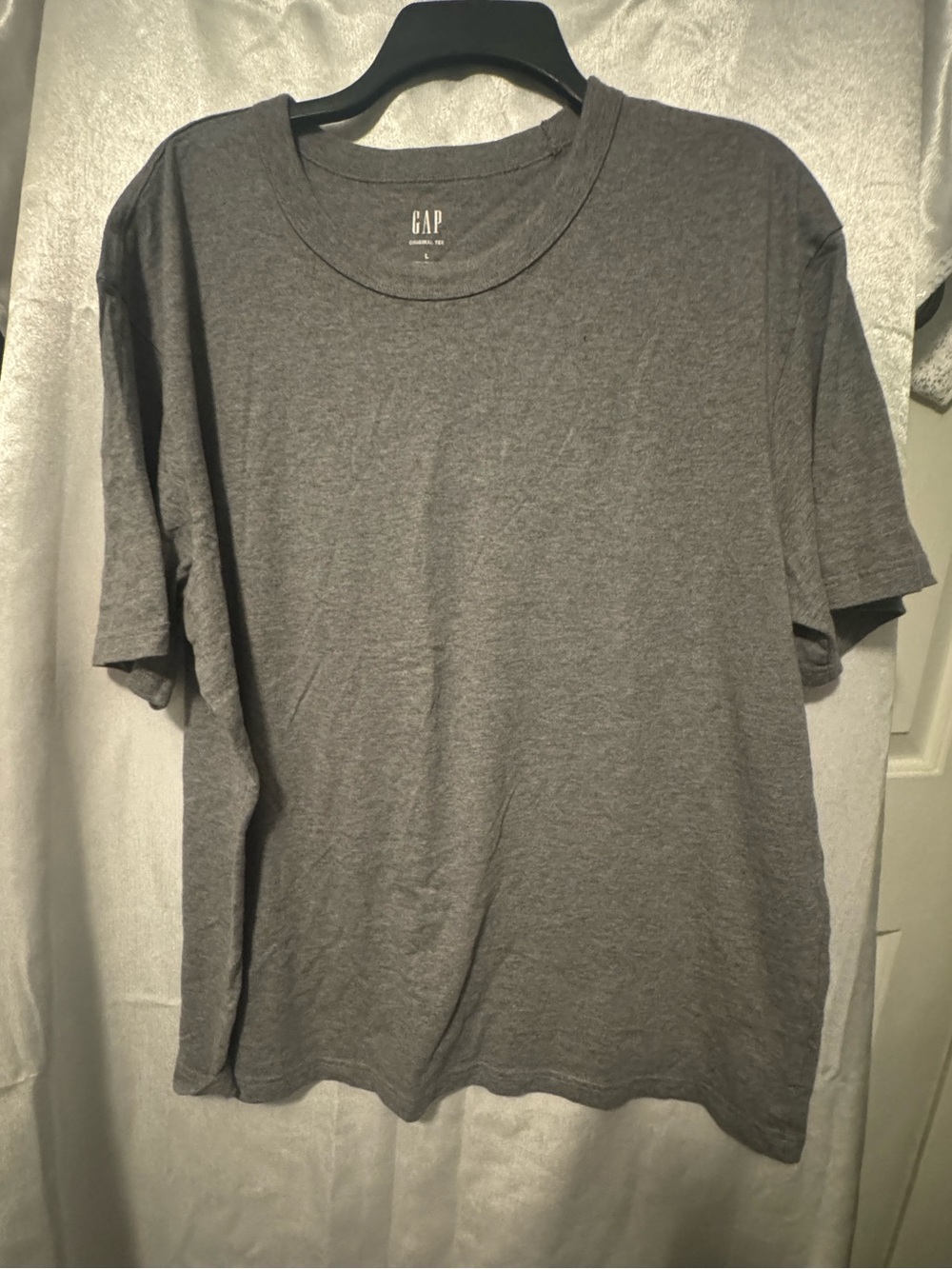 GAP Men's Solid Crew Neck Tee — Gray
